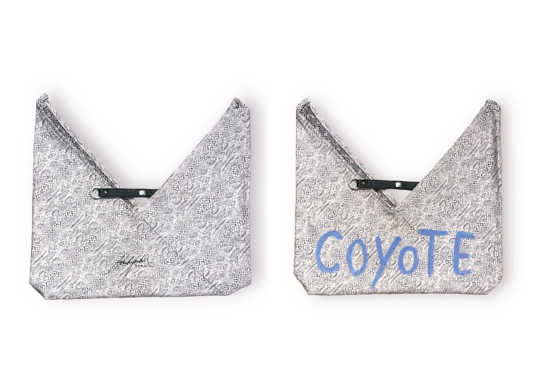 蛇柄をジャガードで表現したジャガードデニムのAZUMA BAG。付属のベルトを通してショルダーバッグにもなる。