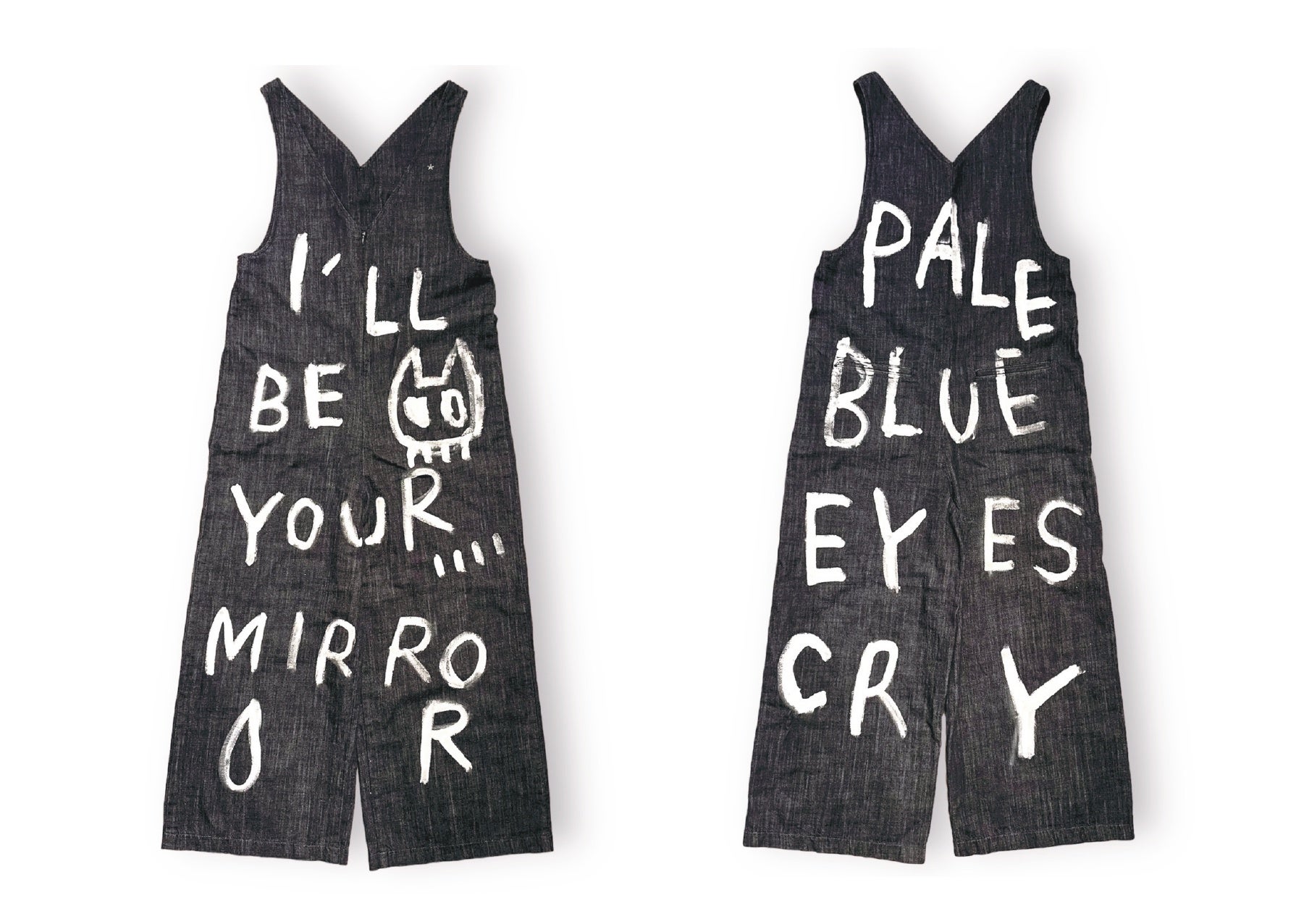 縦筋が美しいスラブデニムを使用したデニムサロペット。インパクトのあるホワイト色でハンドペイントが施されている。