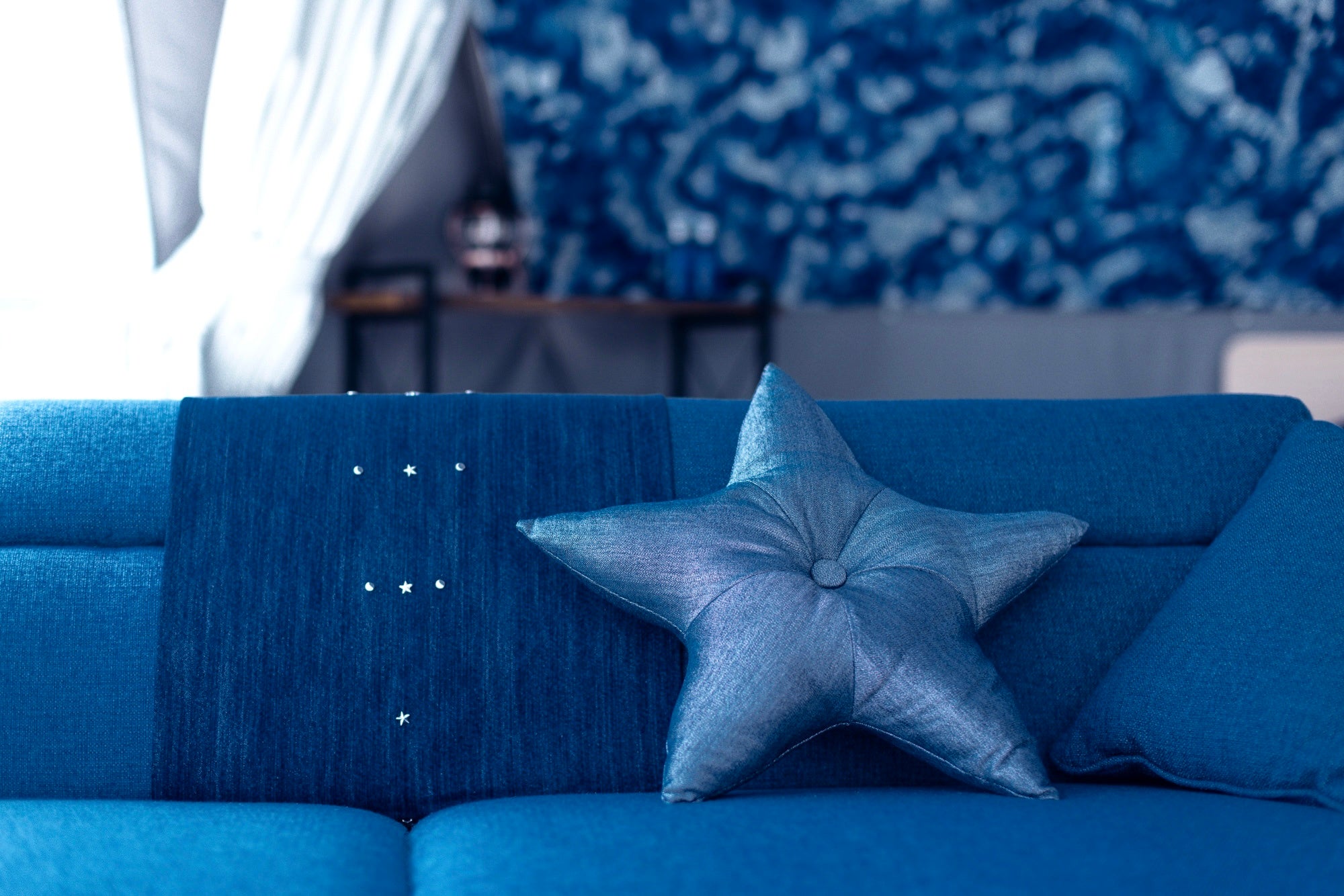 LVMH と提携を結ぶクロキ社製の最高級デニムも落ち着きの藍空間への立役者。