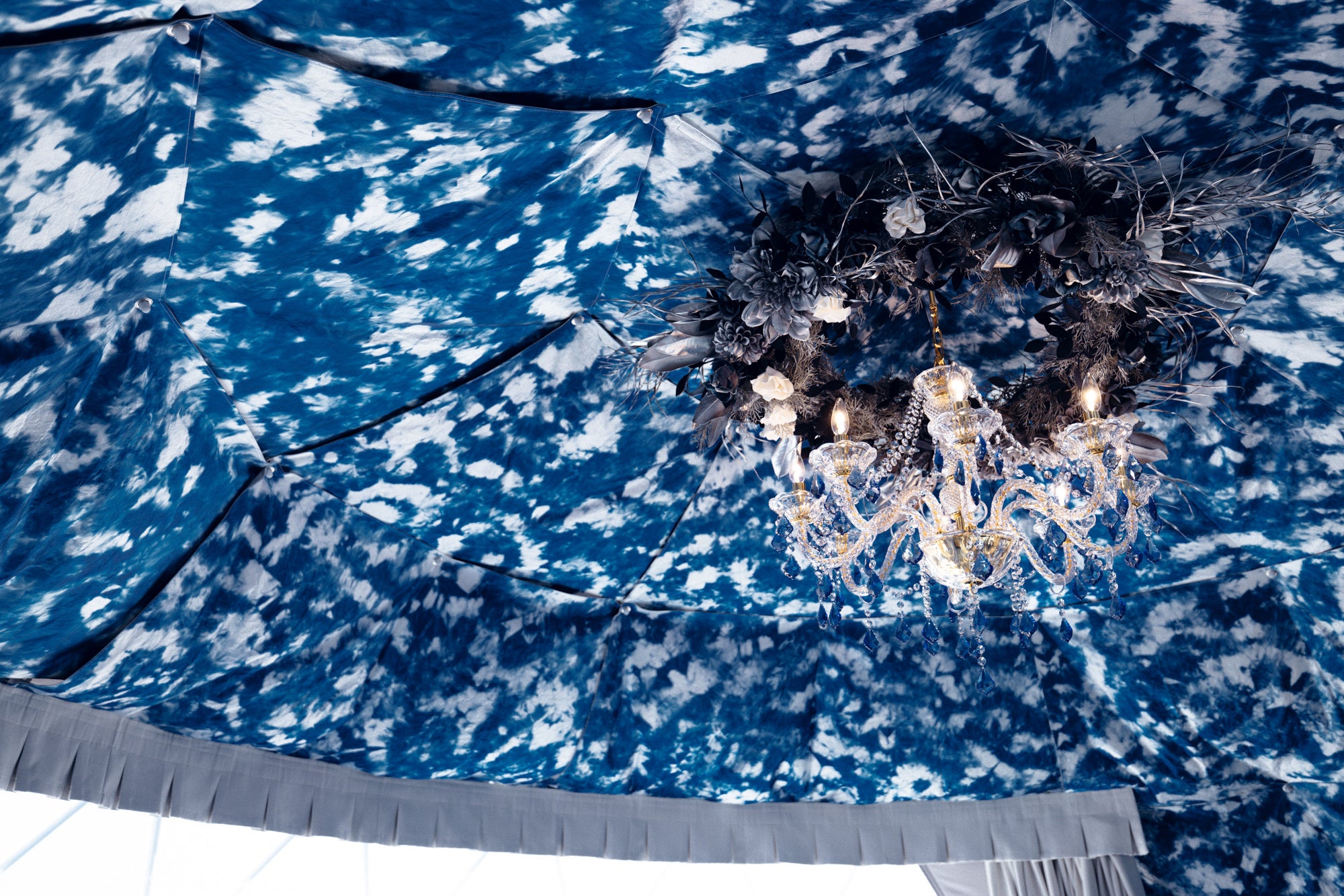 装飾家 能勢 聖紅 氏が手掛けたデニムローズの幻想的なアーチが天井にお目見え。