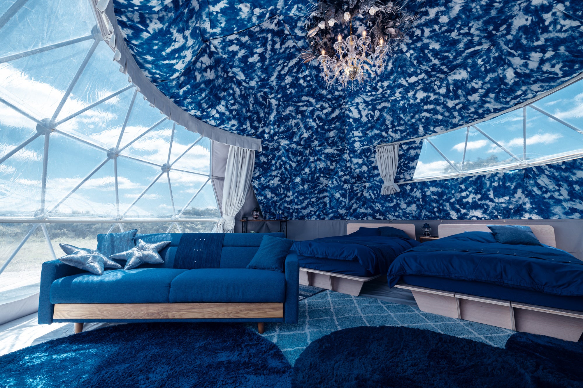 デニムの藍色が持つ「静寂さ」と「華やかさ」が表現された大空間-藍-