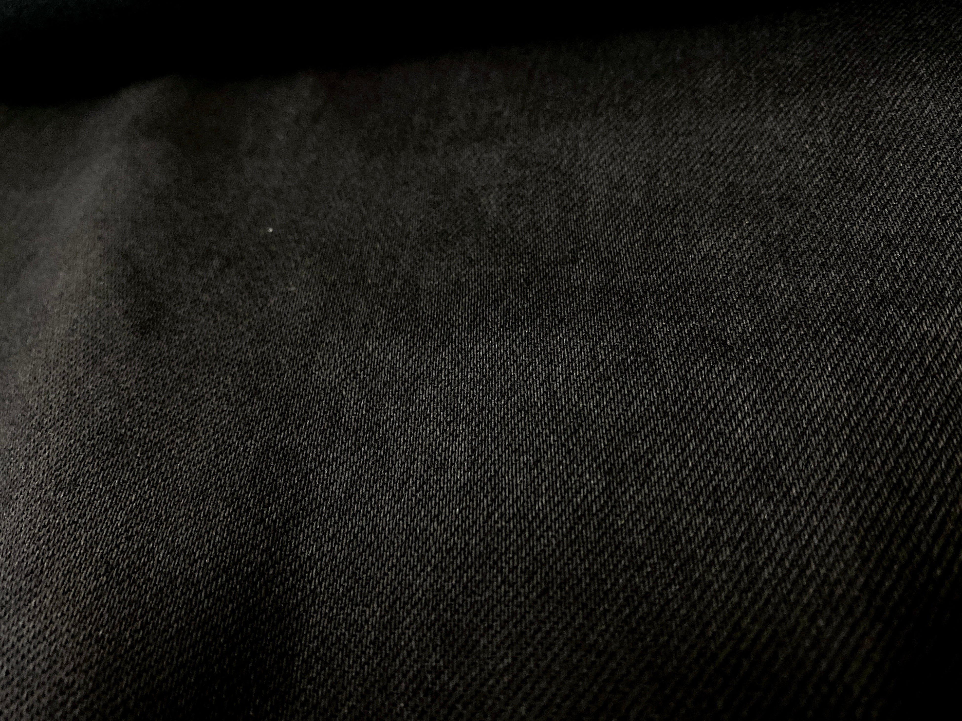 13オンスの岡山産ブラックデニムは無骨さと光沢が魅力