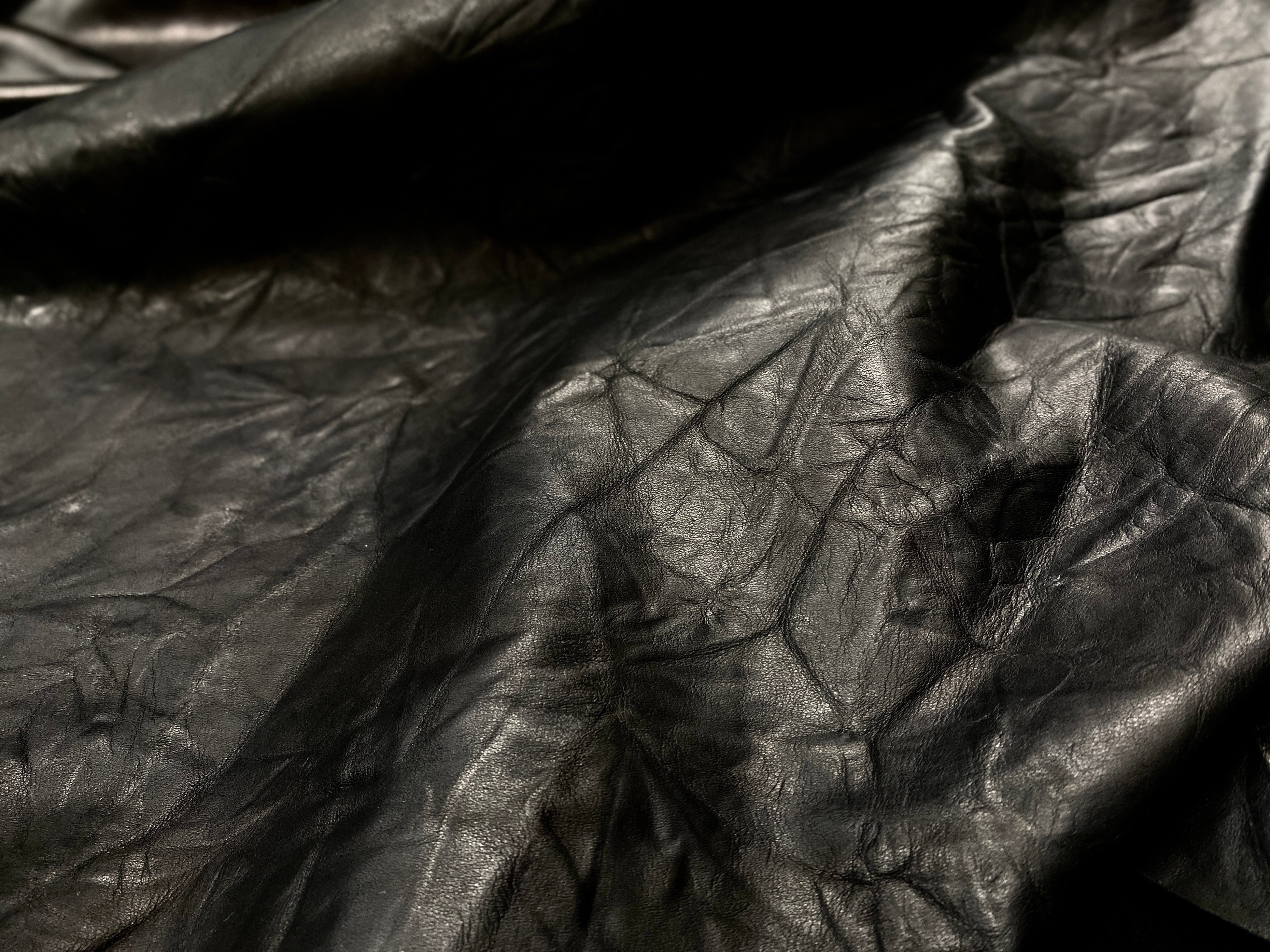 コレクションにも用いられる皺加工を施した牛革