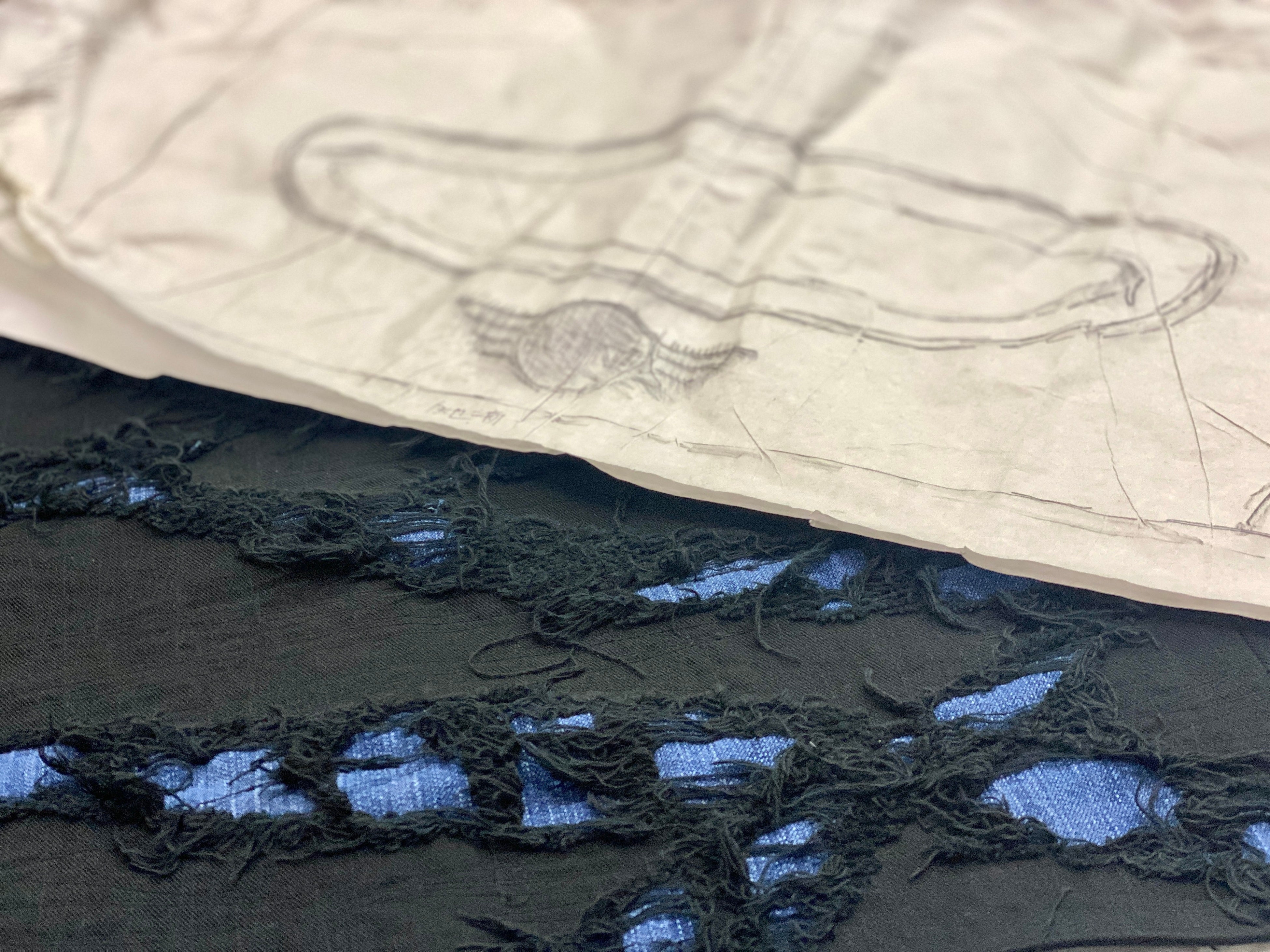 ロゴ部の抜き取りも全てトレースを行いパーツごとに縫製と裁断を繰り返し仕上げている。