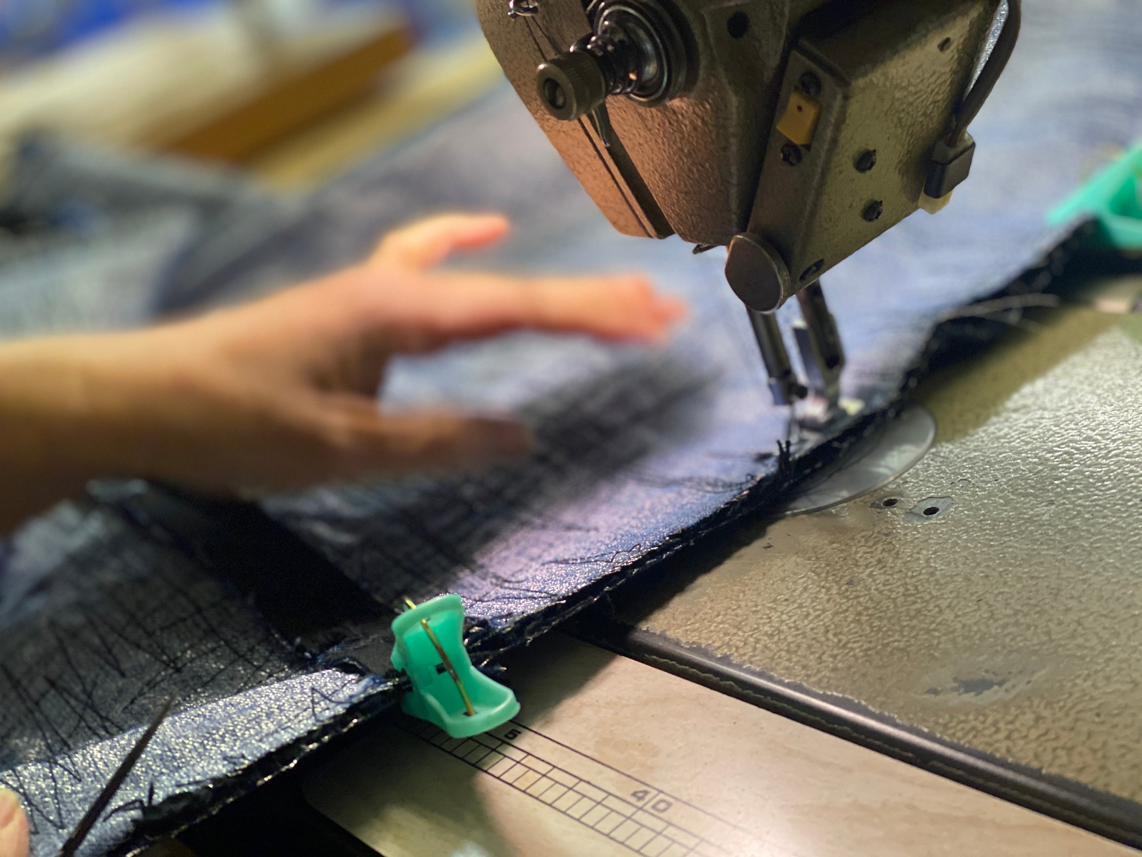 裏面はシルバー色と刺繍糸が複雑に絡みついた特徴的なデニム素材となっている↑