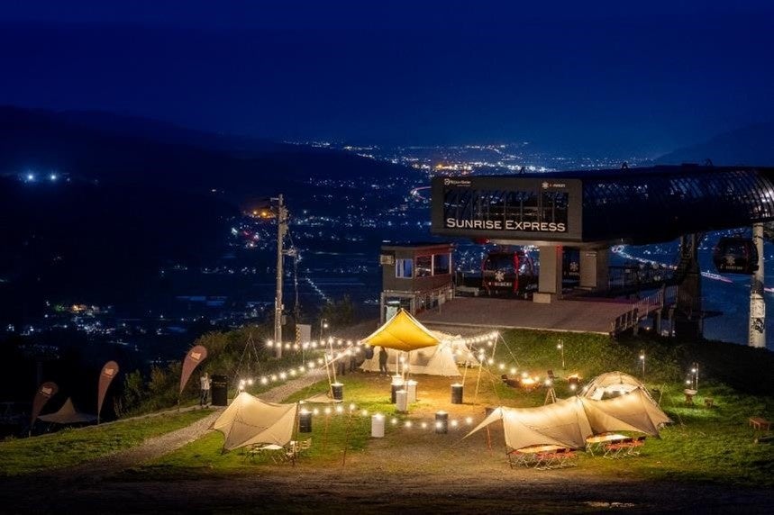 ゴンドラ降り場前に設営される特設シートエリア遠くには南魚沼の夜景が広がる