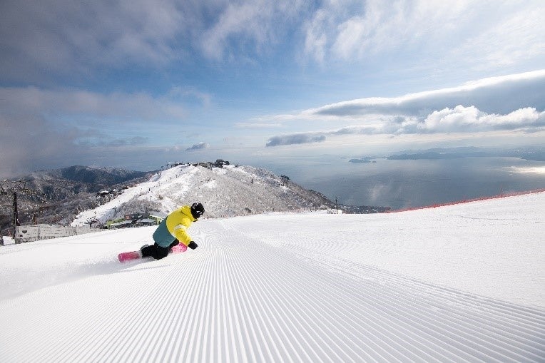 標高1 100mの銀世界で思いっきり雪山を楽しむびわ湖バレイの充実のスノーアクティビティと冬の絶景 びわ湖テラスを満喫 アルピナリゾーツのプレスリリース 標高1 100mの銀世界で思いっきり雪山を楽しむびわ湖バレイの充実のスノーアクティビティと冬の絶景 びわ湖テラスを満喫 アルピナリゾーツのプレスリリース