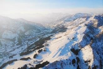 石打丸山スキー場全景　スキー場面積は236haとエリア最大級のスケールを誇り、20以上のコースをお楽しみいただけます
