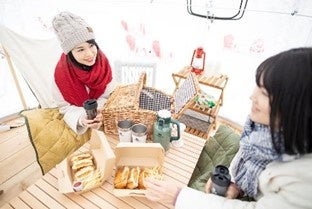 スノーガーデン　ドームテント内部　透明なドームテント内は暖房完備でテイクアウトフードとともに雪上グランピングも体験いただけます。
