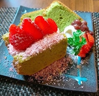 抹茶のシフォンケーキ 伊豆いちご添え(かつらぎ茶寮、イメージ)
