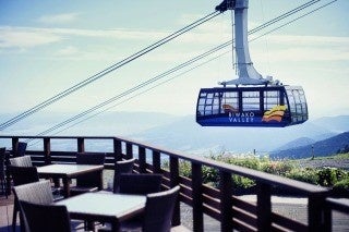 「グリルダイニング＆バー HALUKA」テラス席とびわ湖バレイロープウェイ