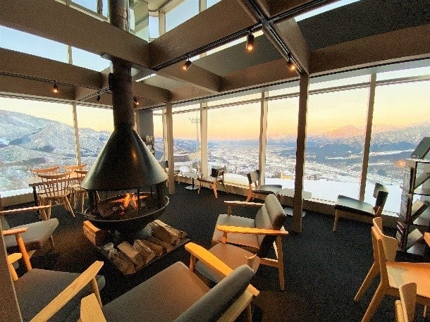 暖炉を設えたザ・ヴェランダ石打丸山カフェ内観