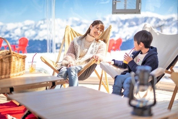 ドームテント内(イメージ)暖房完備でカフェでテイクアウトし雪上グランピングを体験