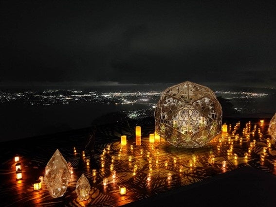 びわ湖を一望する夜景とキャンドルの揺らぎ、美しい陰影を作り出す。シンボルのアイアンアート