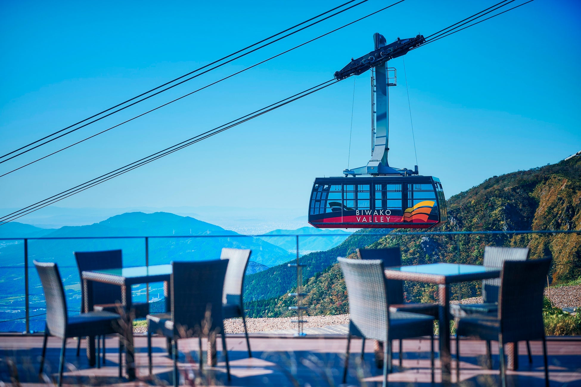 「グリルダイニング&バー HALUKA」 暖かい日は山岳景色を眺めるテラス席でランチをお楽しみいただけます。