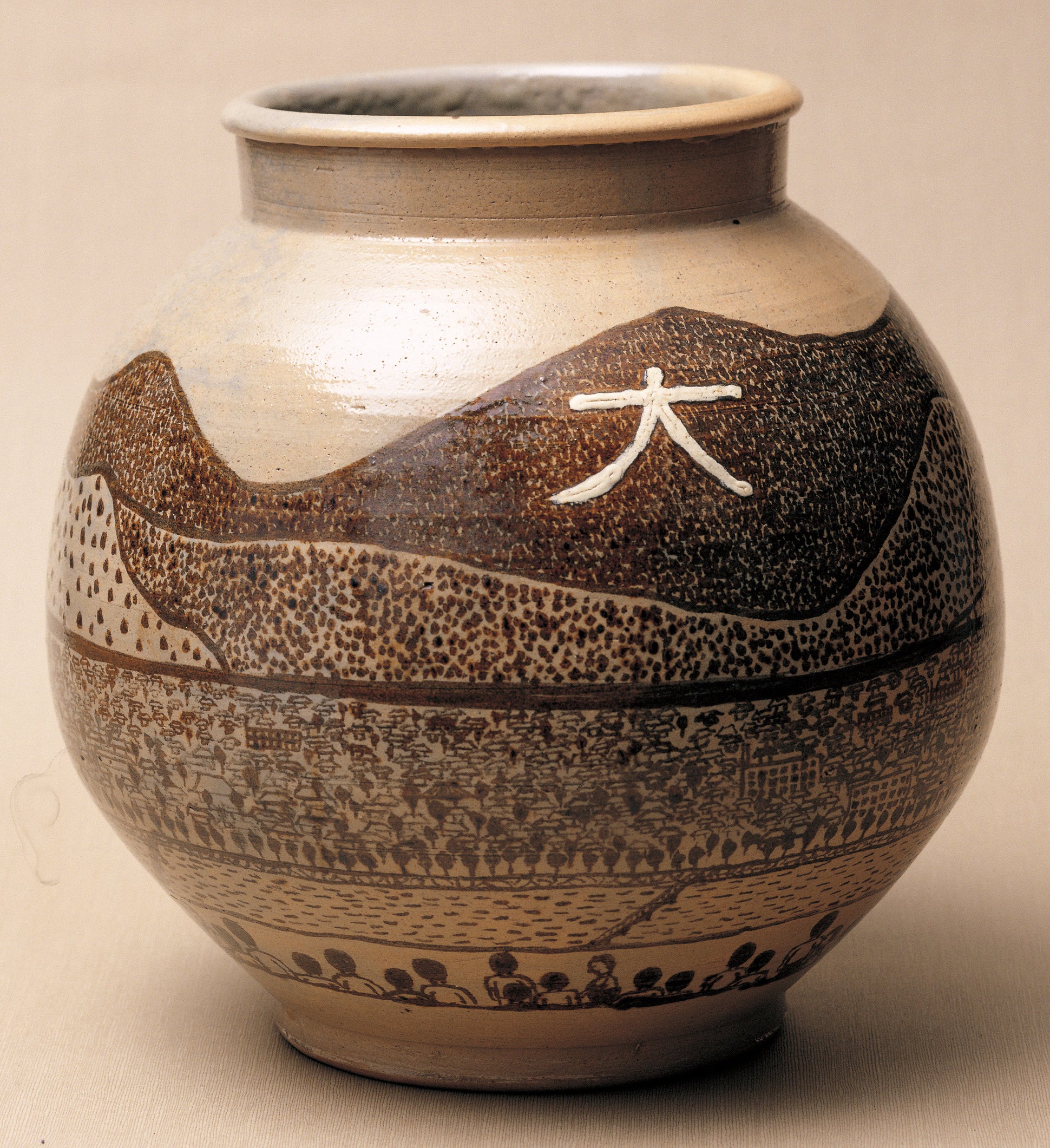 《大文字焼風景（牛ノ戸焼）》鉄釉壷／1956（昭和31）年 ©Kiyoshi Yamashita／STEPeast 2022