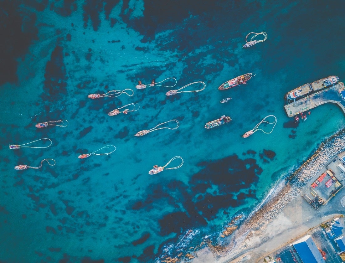 大型船で機械を使い海底を採掘したりせず、海が穏やかな日に採取へ向かう様子。