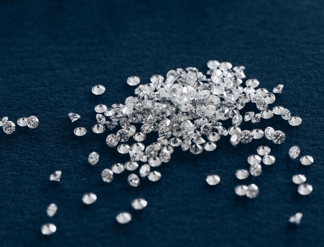 集めた砂利や貝殻を袋に入れて陸揚げし、水洗い後、 探し出され、美しくカットされたダイヤモンド。