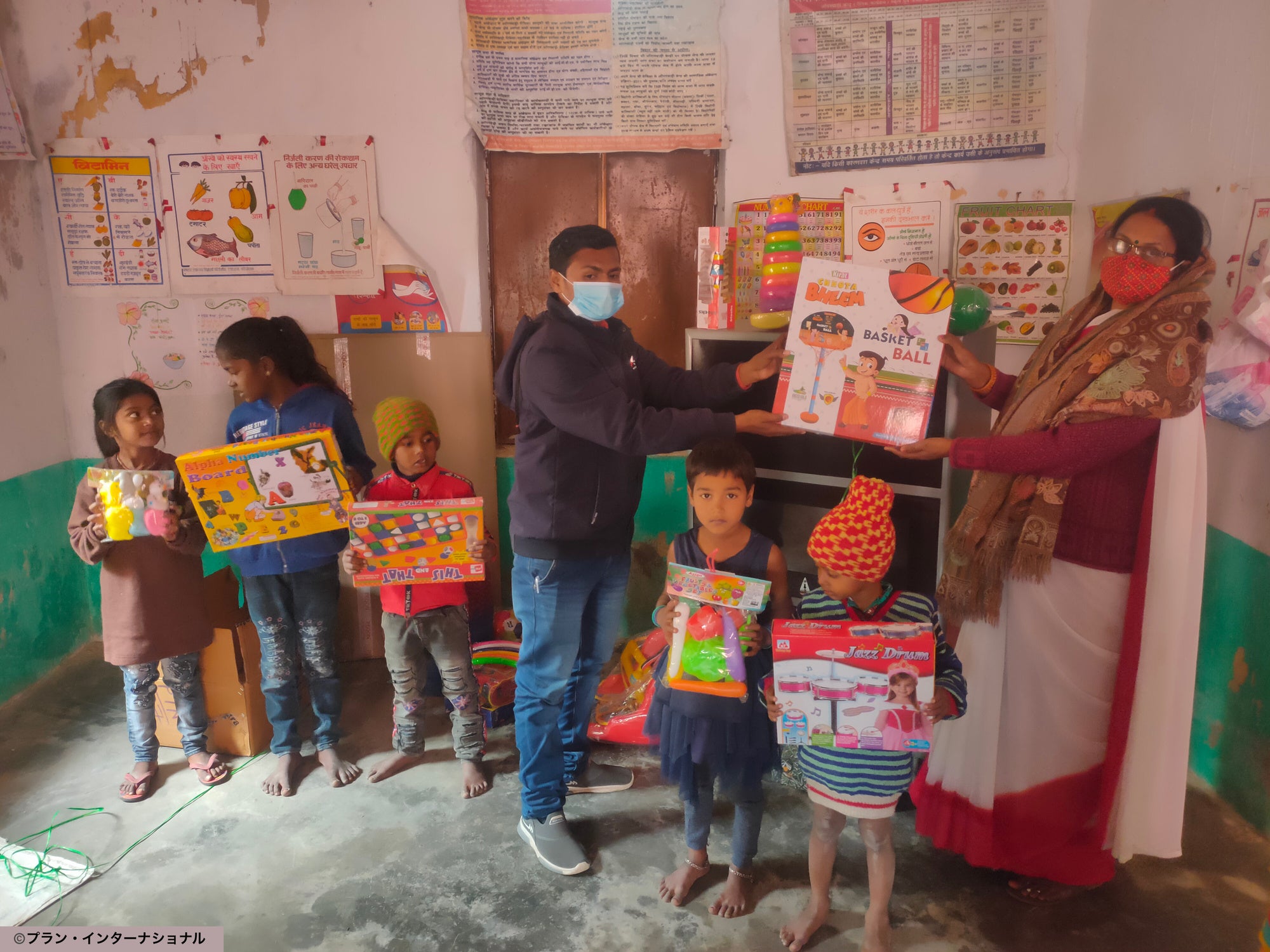 対象の幼稚園に支給された絵本、知育玩具、ホワイトボード、棚、マット等の図書コーナーのセット