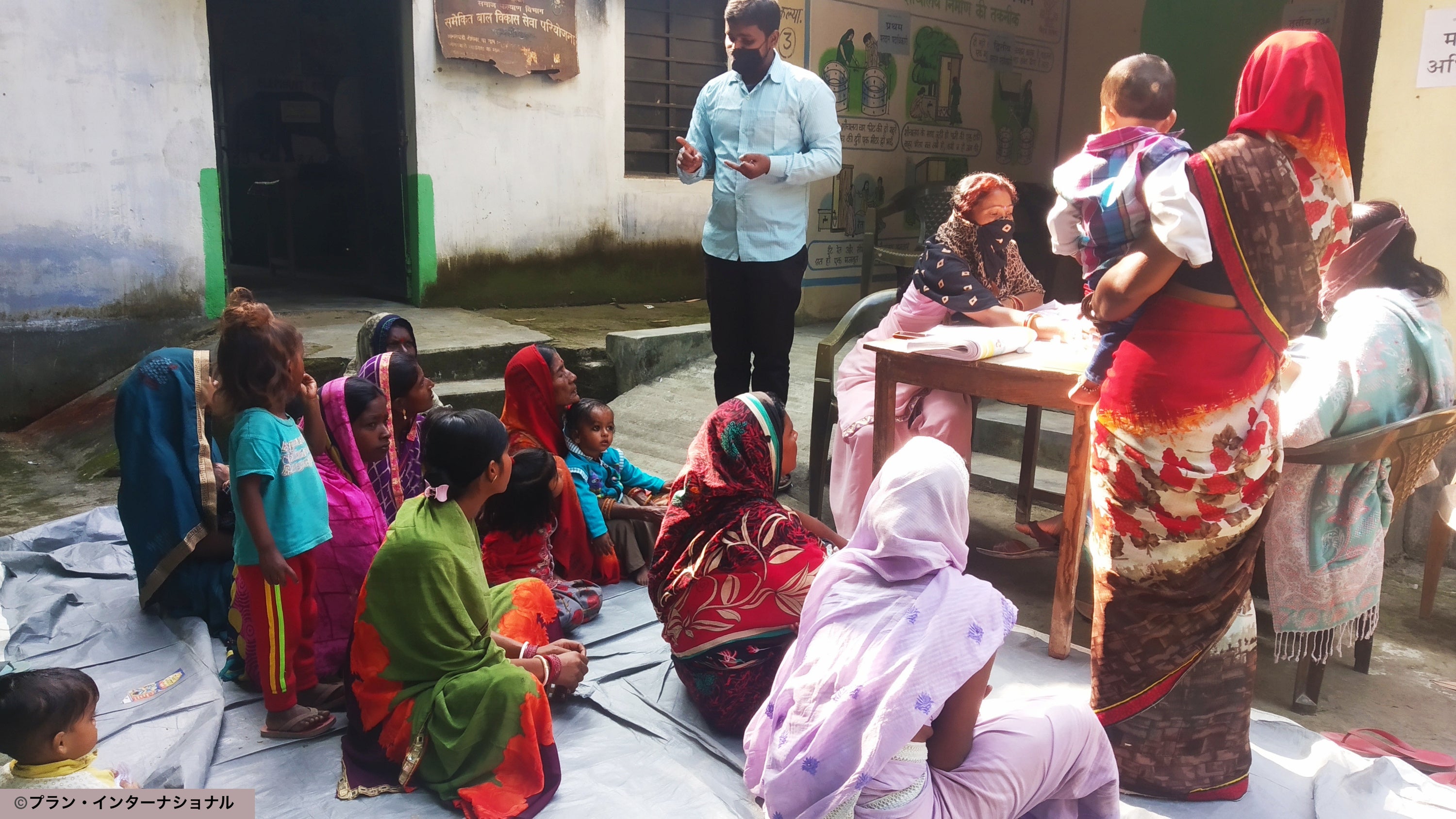 子どもの教育や健康の重要性について熱心に聞く母親グループ