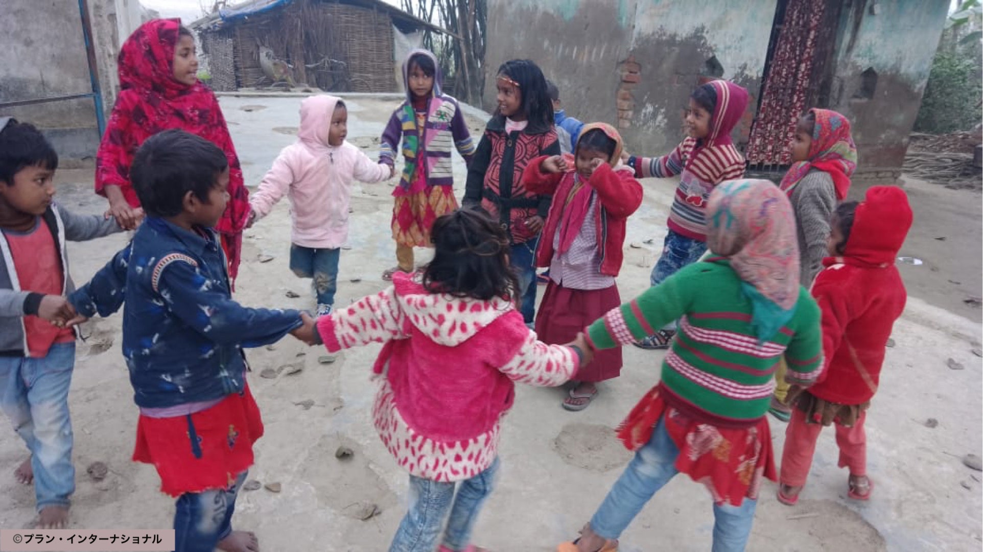 ゲームをしながら楽しく学習する子どもたち