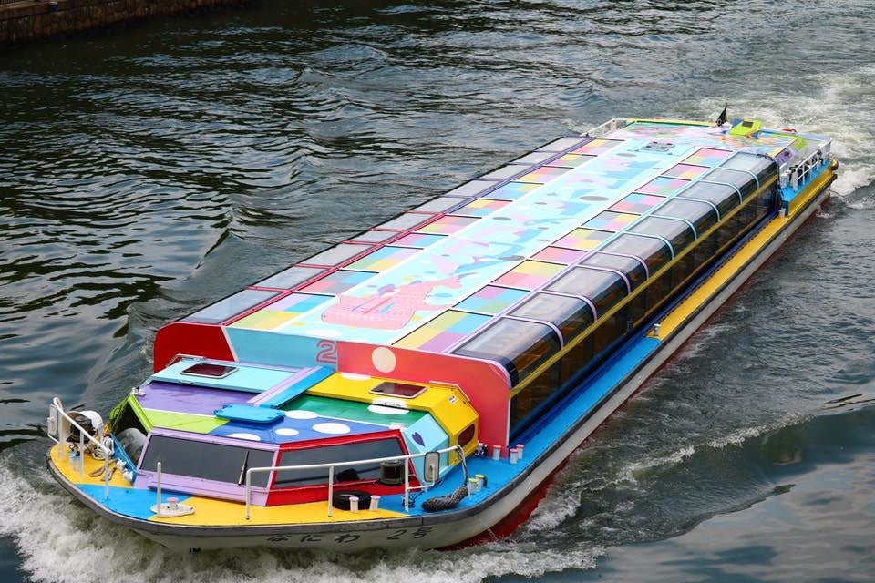 日本初アート観光船「ハタポップライナー」全面ペイント