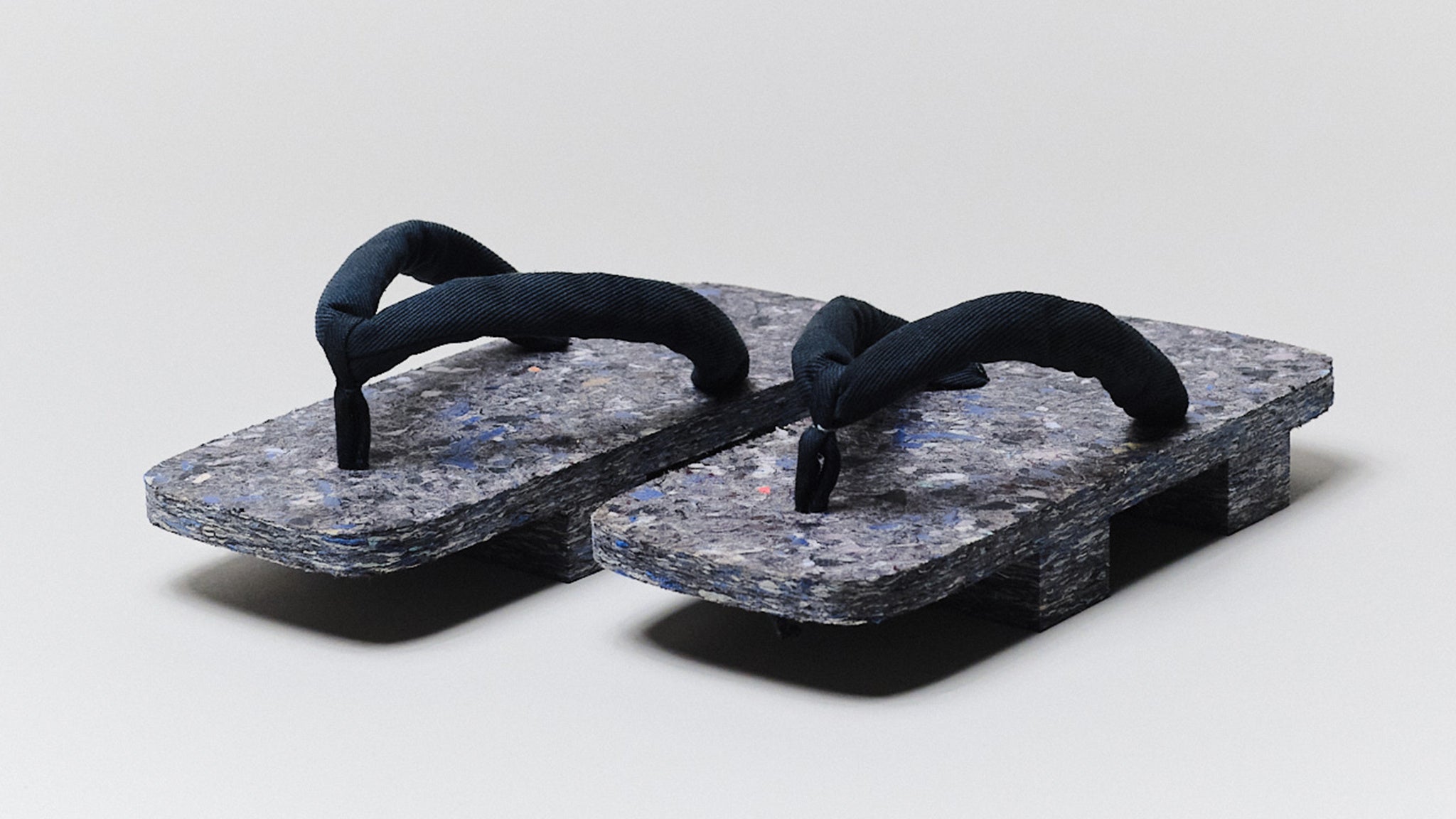 繊維廃材が生まれ変わった下駄「QUON」をKonelが開発。DESIGNART