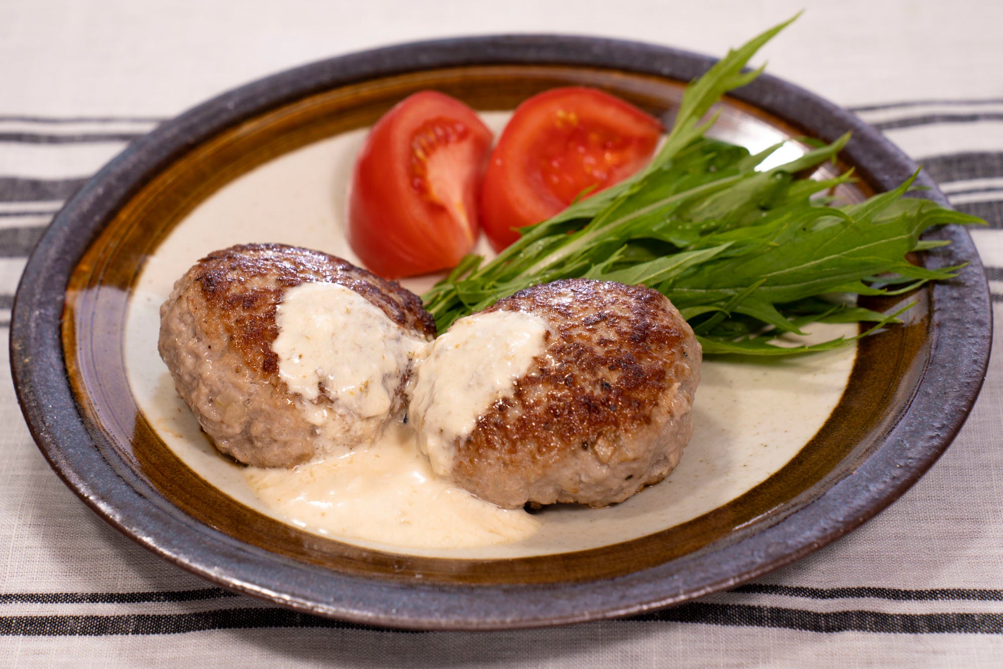 腸も喜ぶピリッと大人のすりおろしれんこんハンバーグ　わさびヨーグルトがけ