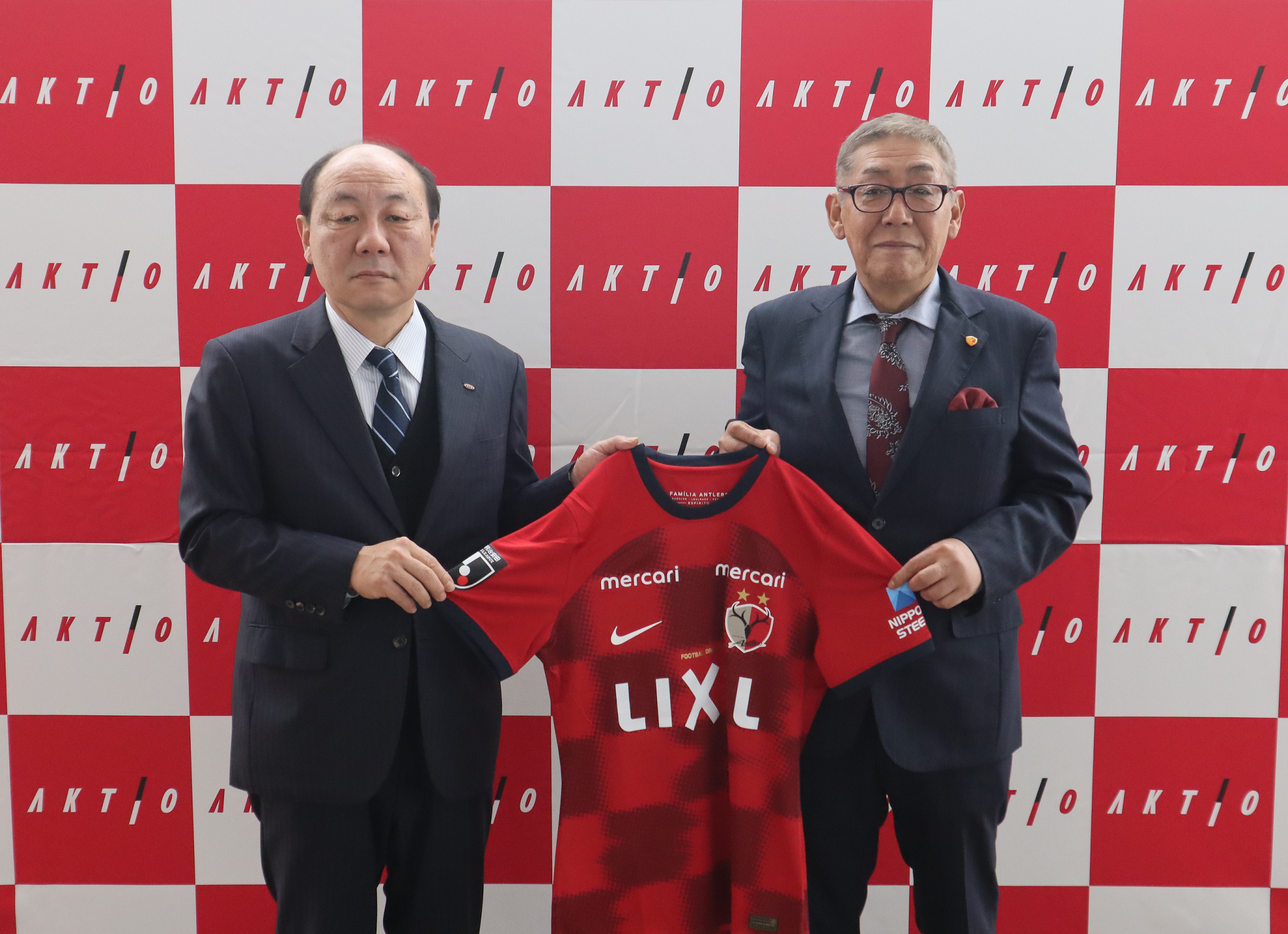 写真左：アクティオ 代表取締役社長兼COO小沼 直人 写真右：鹿島アントラーズ 取締役副社長 鈴木 秀樹