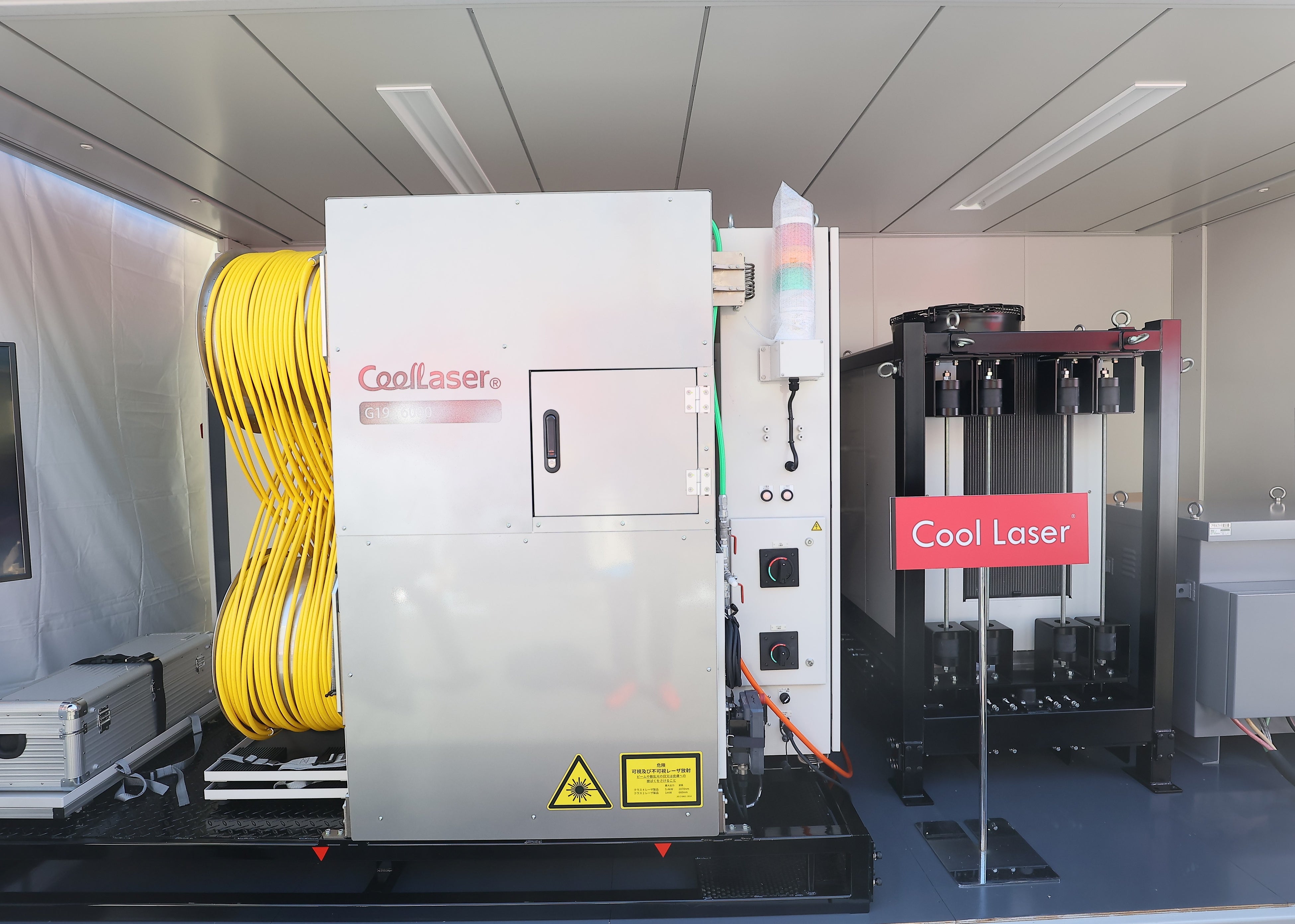 高出力レーザーでサビや塗膜を除去する レーザーブラスト搭載車