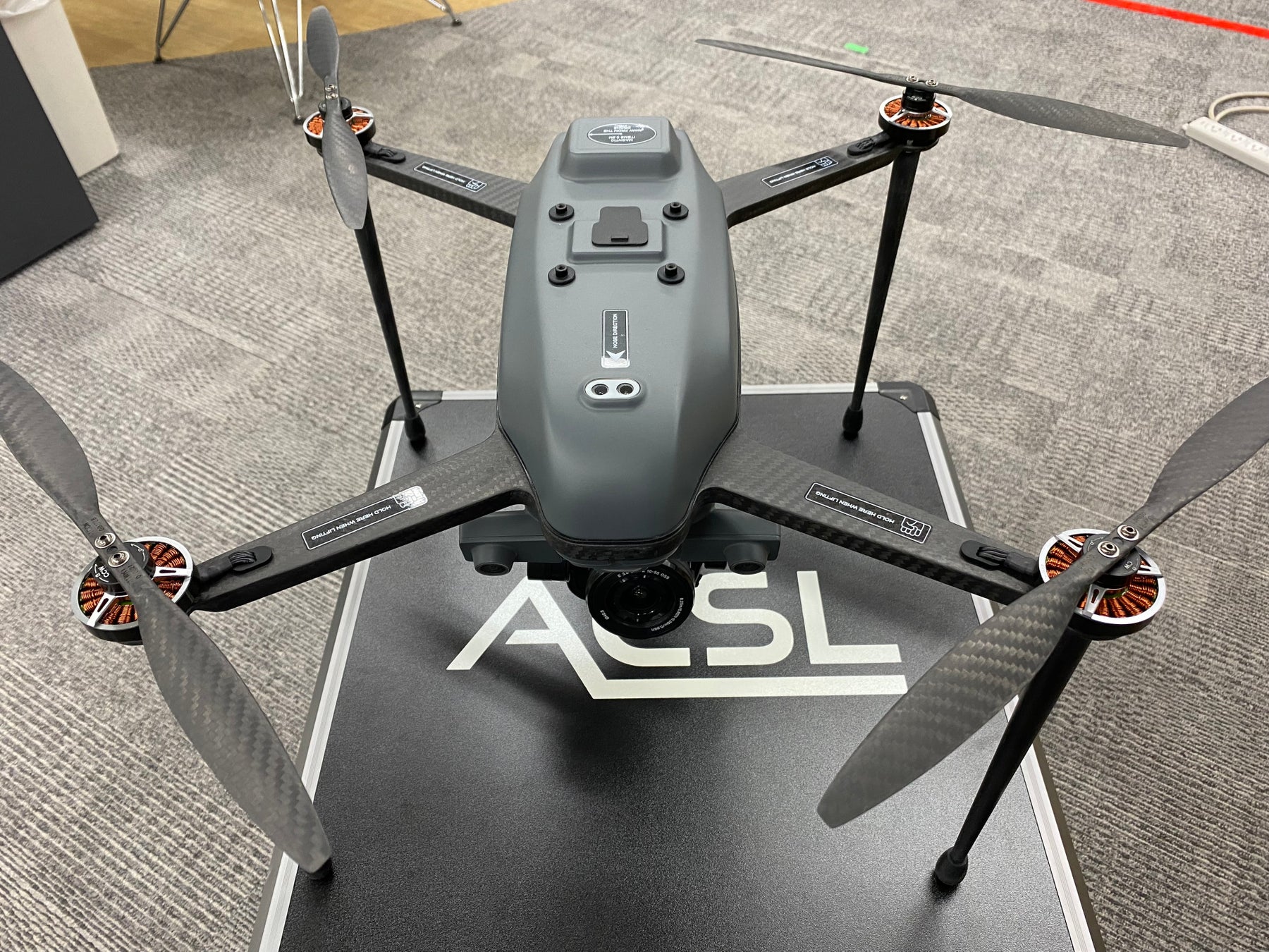 狭小空間でも安定した飛行を実現する「ACSL Mini」。小型でトップクラスのスペックを誇る日本製ドローン
