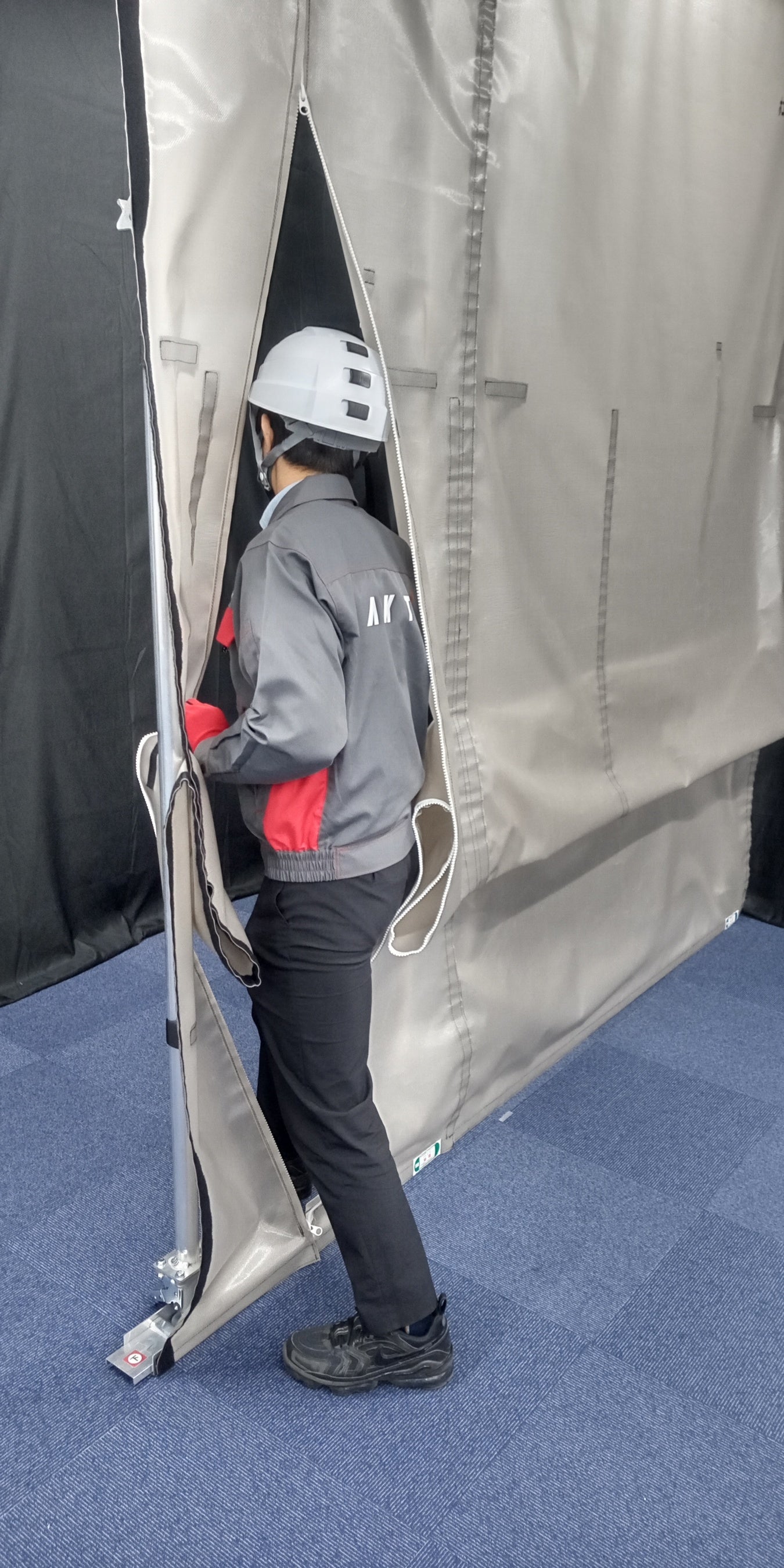 マジックシャッター900は、ファスナー付で便利