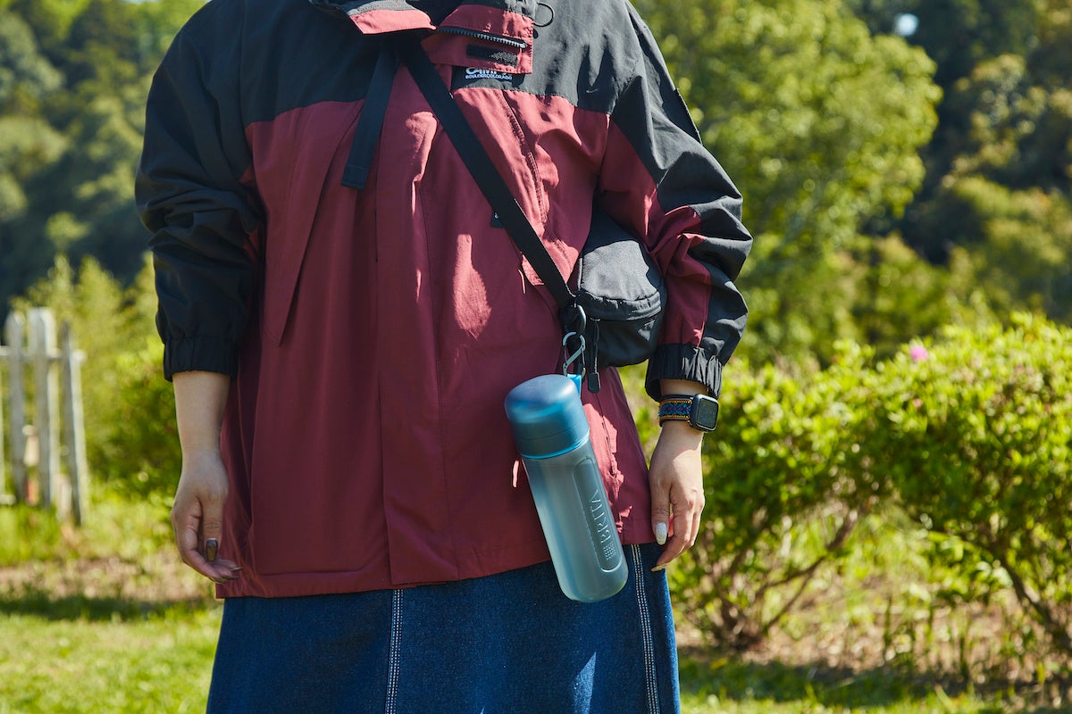 ▲斜めがけにして両手をあければ、他の荷物を持ったり、お子様と手を繋いだり。お出かけをより気軽に楽しめます。