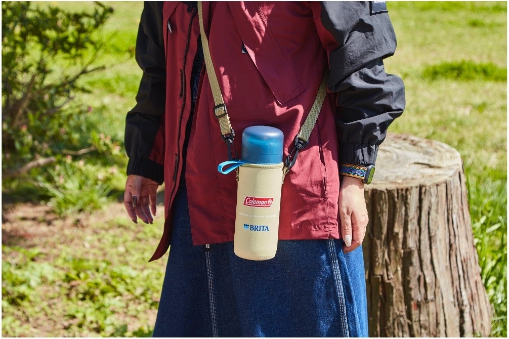 ▲斜めがけにして両手をあければ、他の荷物を持ったり、お子様と手を繋いだり。お出かけをより気軽に楽しめます。