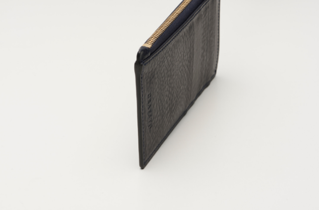 均一に整った、自然な光沢が魅力の繊細なコバ処理