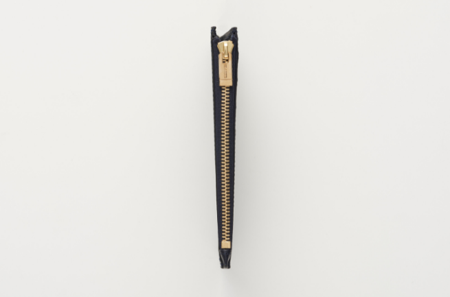 持ち運びにも嵩張らないスリムな形状