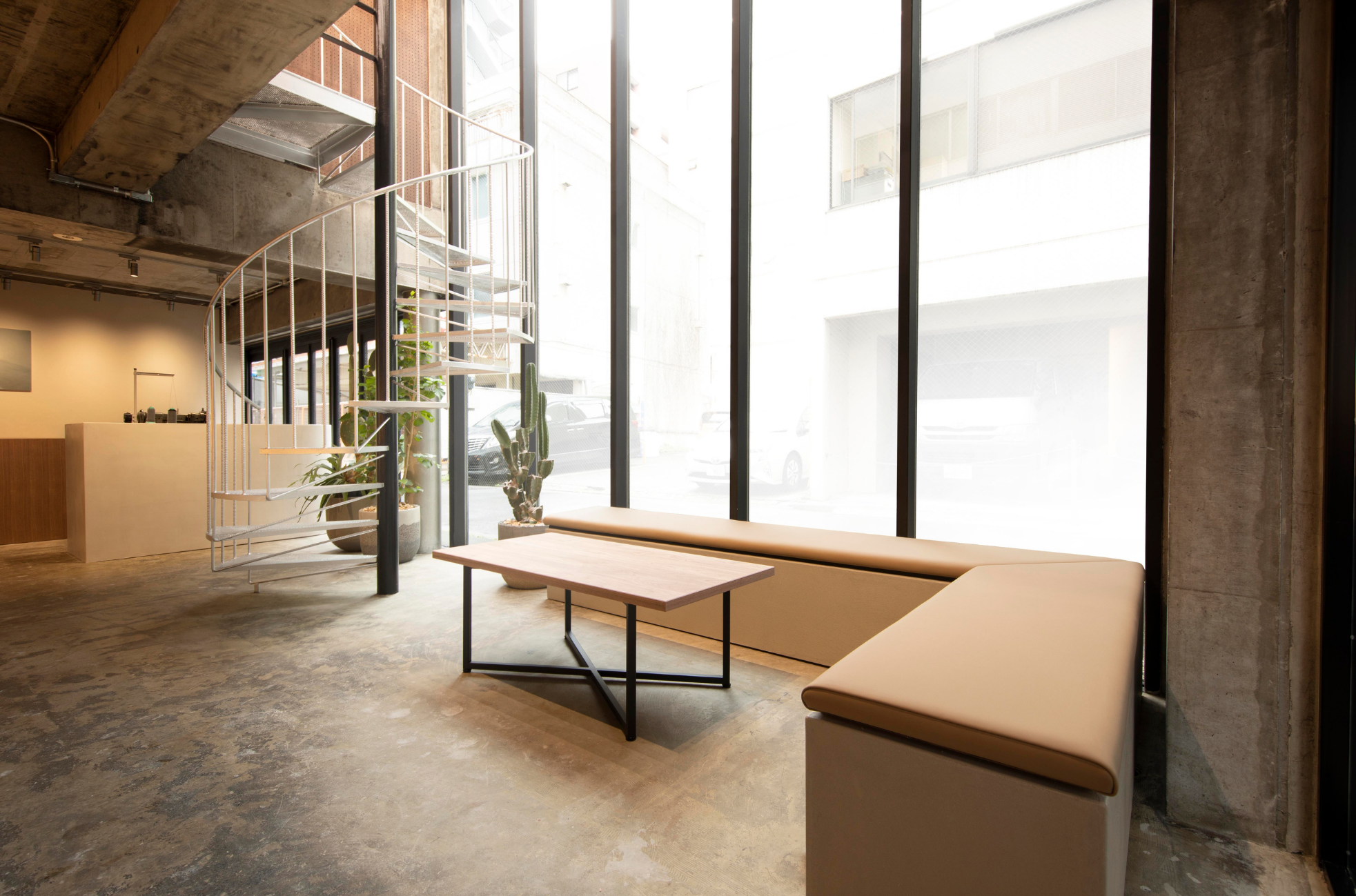 店内にいながらも、外の空気を感じられるようなベンチスペース