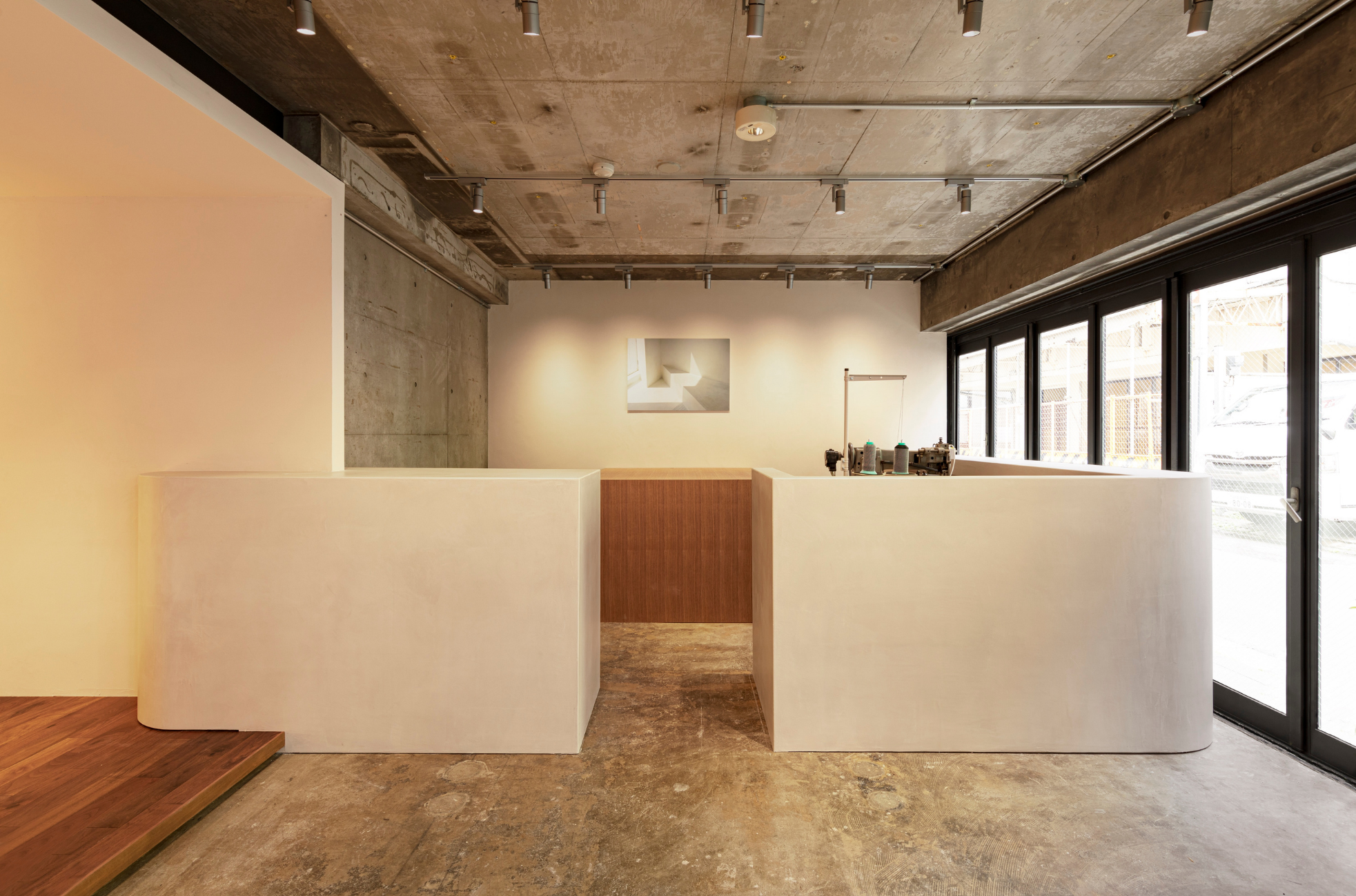 バッグの職人が製作をおこなっている机とレジカウンター