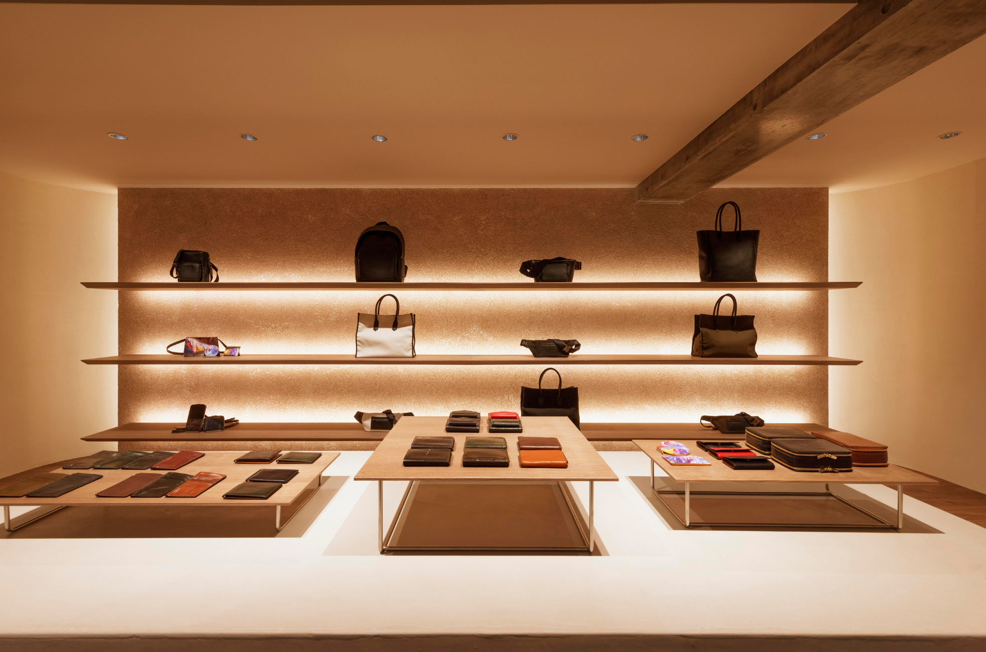 植物性由来ヴィーガンレザーのバッグも新たに4型登場