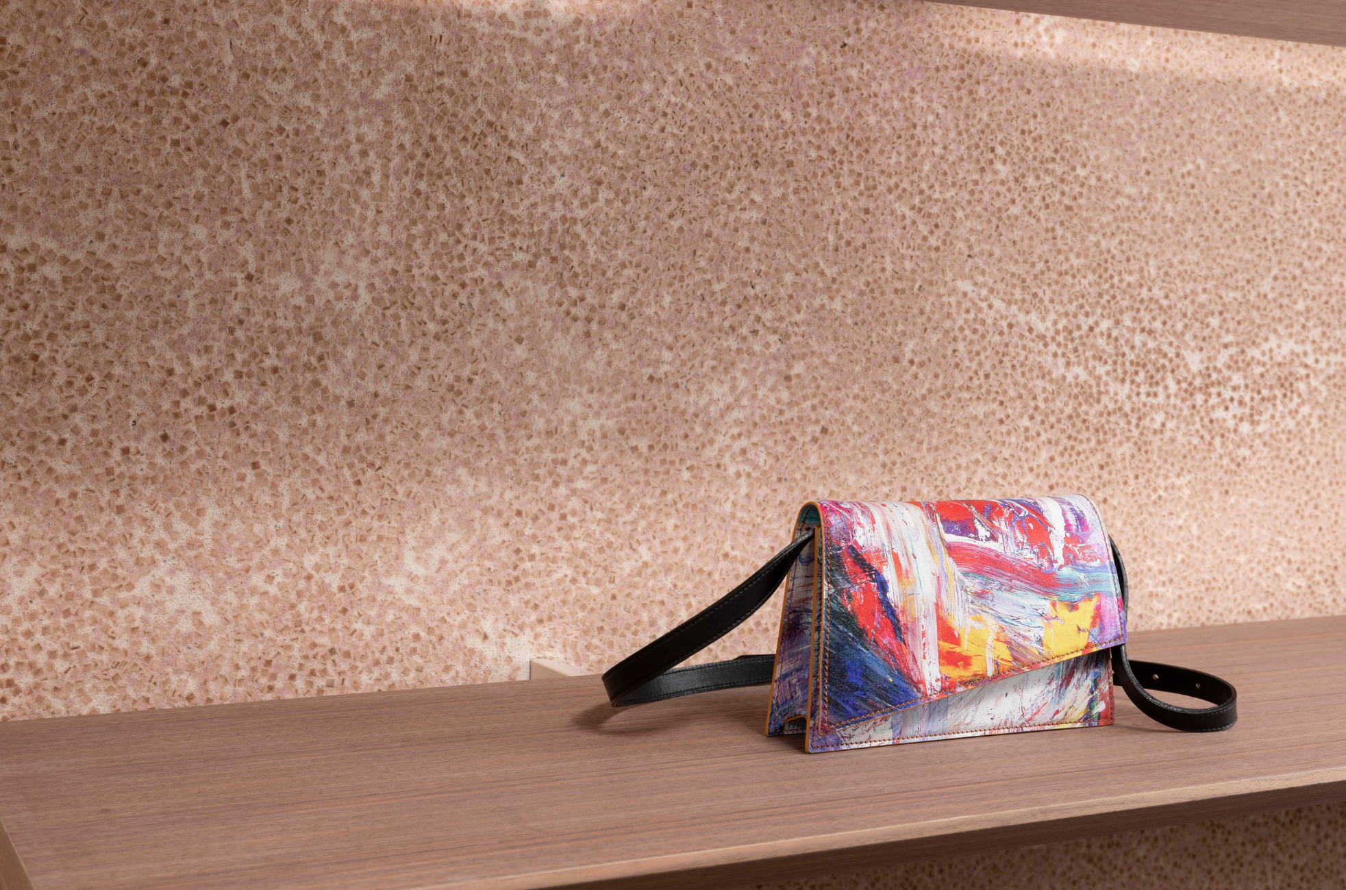 製作過程で出る廃棄予定の革を再利用して仕上げた壁