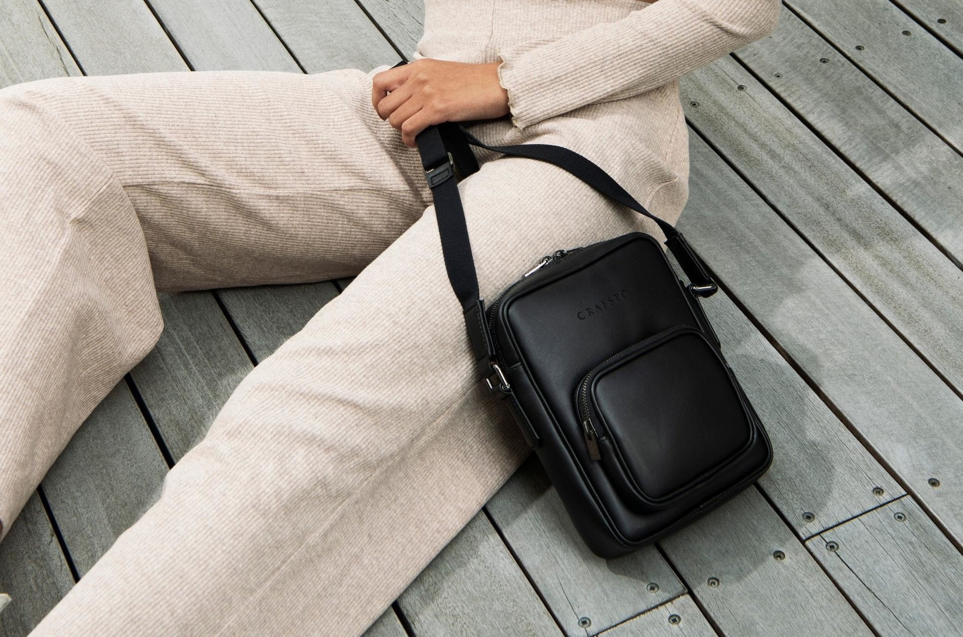 角に丸みを持たせたスクエアシルエットは、サボテンレザーの温かみのある風合いをより上質に魅せてくれる