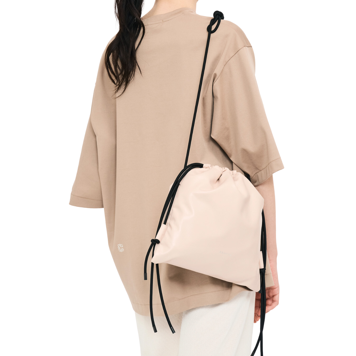 肩掛け、たすき掛け、手持ちなどシーンやスタイリングに合わせて 気軽に持ち変えられるのも嬉しいポイント