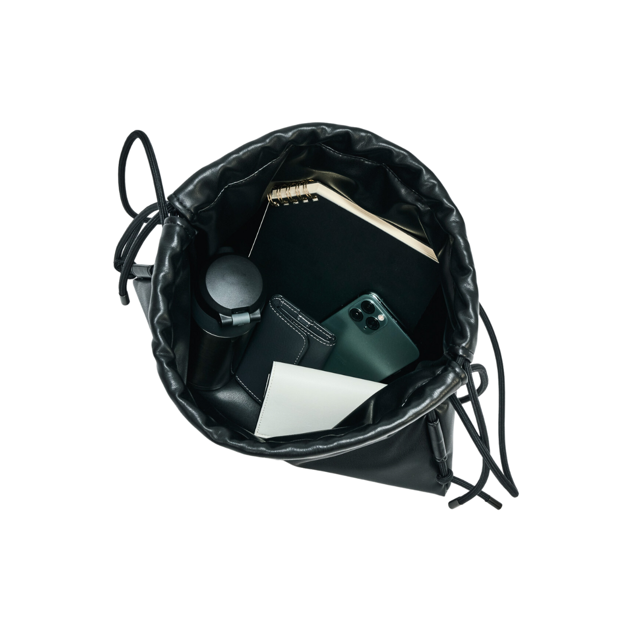 巾着バッグは間口を開いて上から中身を見渡せるので、 外出中も荷物をすぐに取り出せます