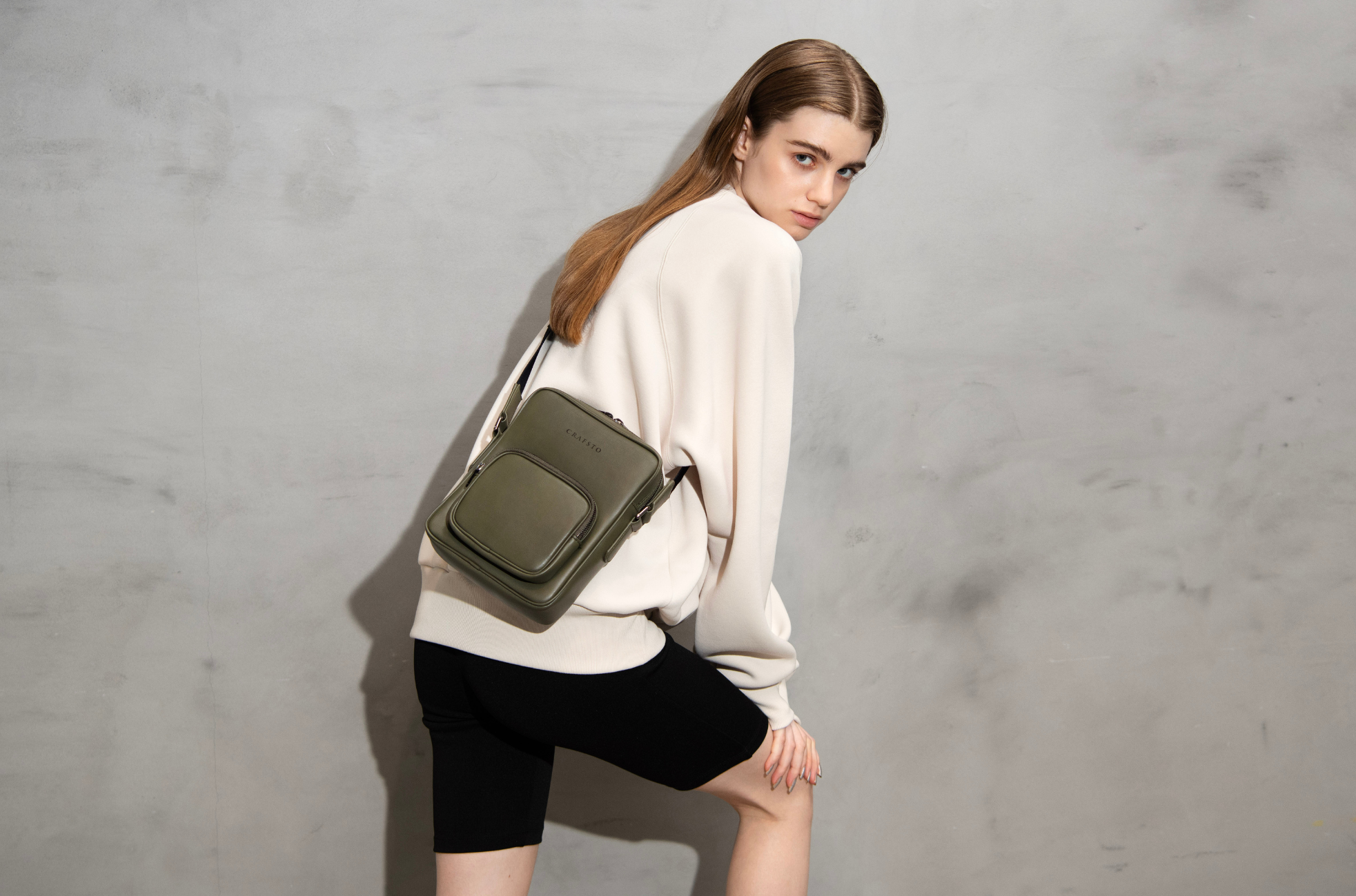 Dessertoヴィーガンレザークロスボディバッグ／Olive