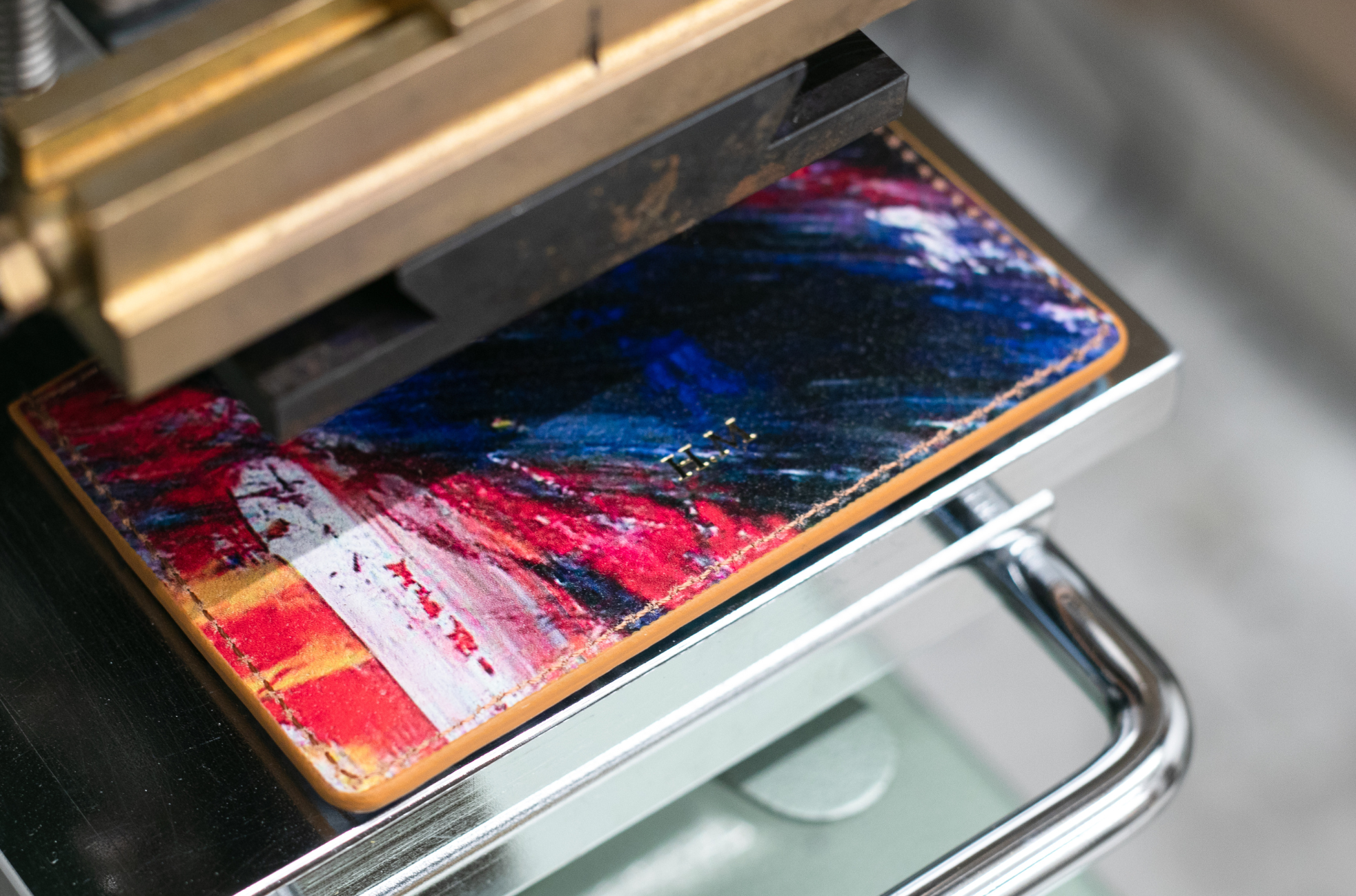 お好きなアルファベット（3文字以内）をその場で箔押しして持ち帰れます