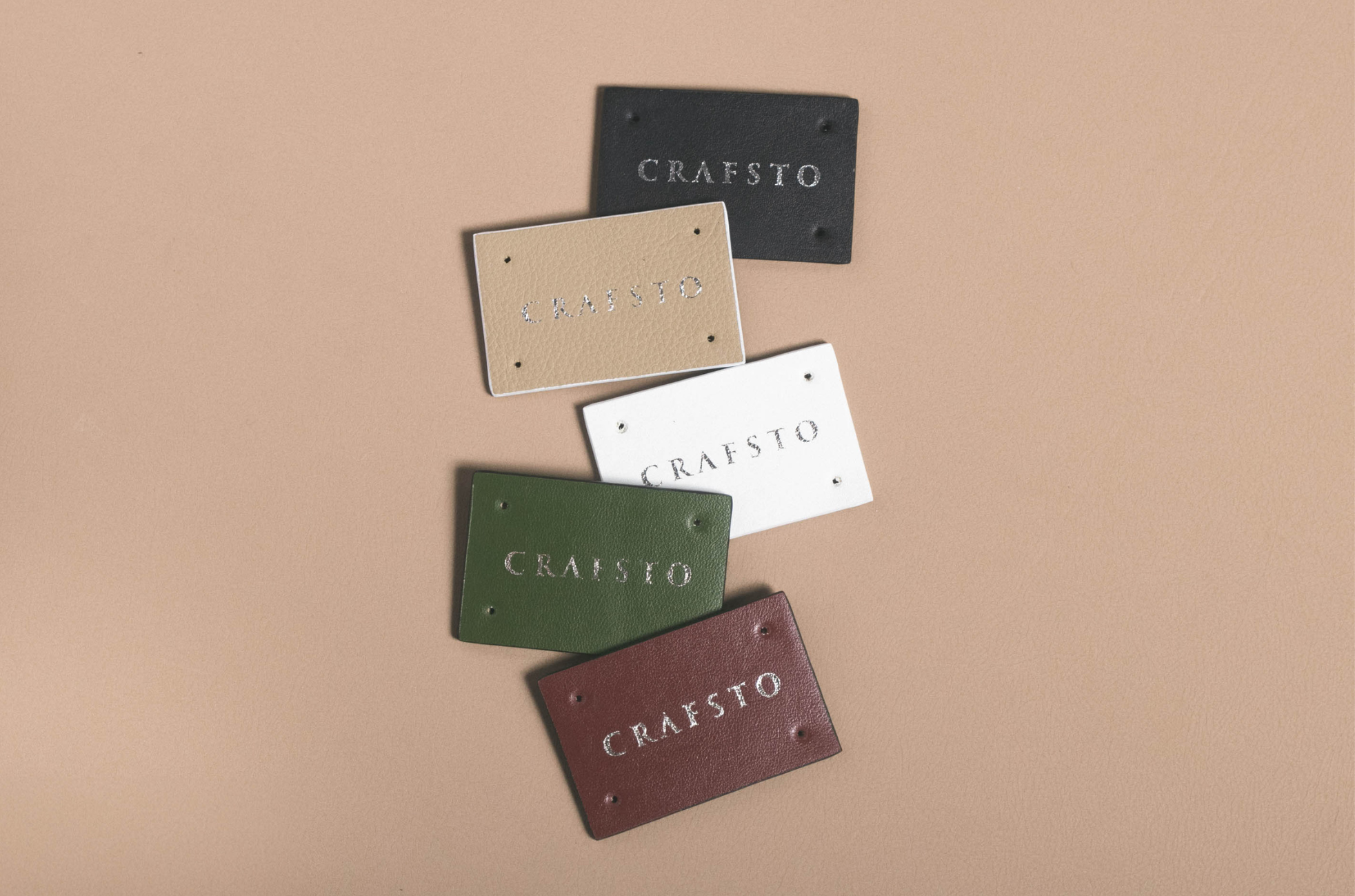 合計5色（黒、ベージュ、白、グリーン、レッド）の中からお好きな色を選んでバッグに取り付けられます