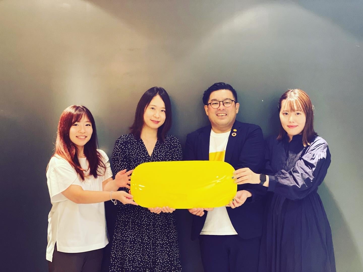 新ロゴには「人を繋ぐ」想いが込められた。代表の和田貴充は右から2番目