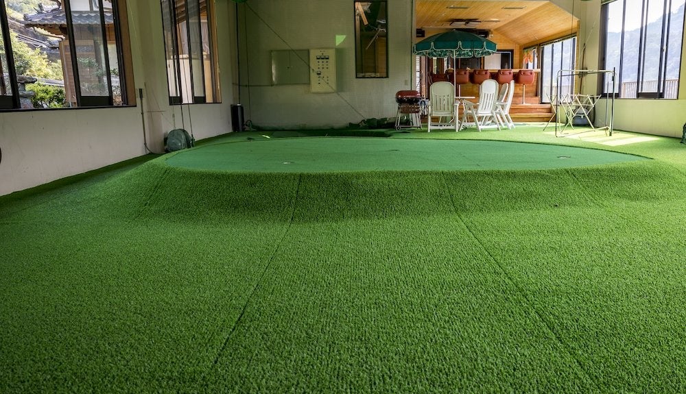 大豪邸の空き家にゴルフ施設が付いている！