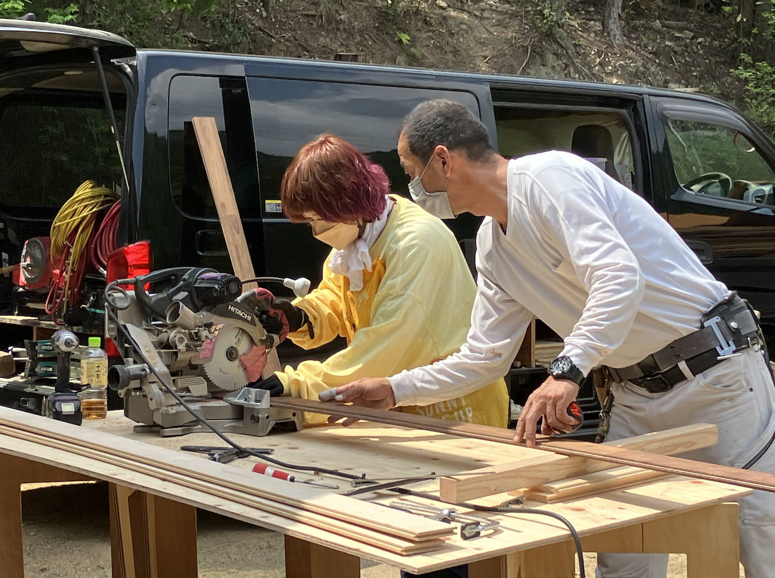 大工の指導のもとフローリング材を加工するワダちゃん