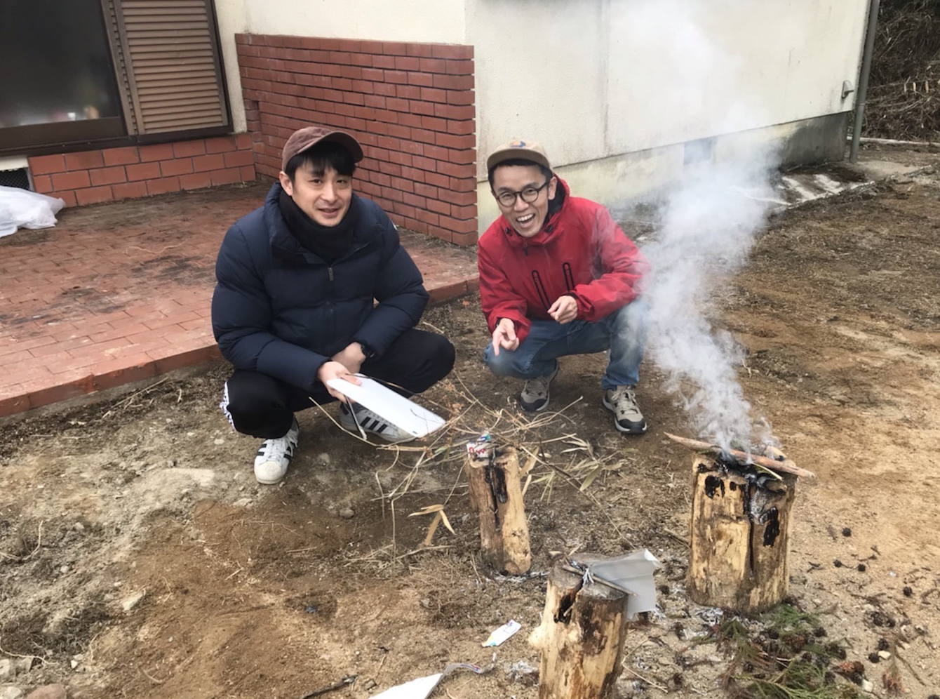 市川ハウスで焚き火をする市川